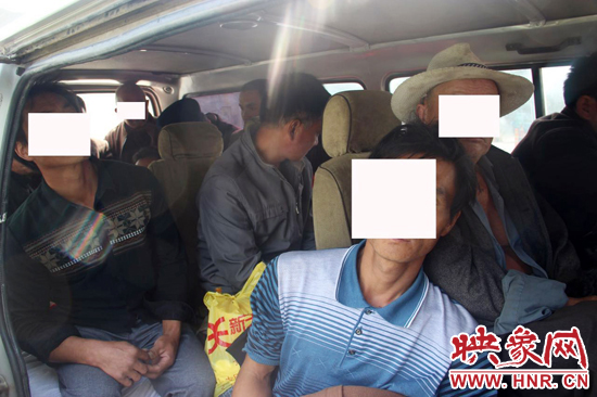 一輛8座的面包車竟然擠進(jìn)17個人。