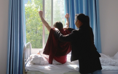 出院前，窗外透進(jìn)一道陽光，打在他的身上。