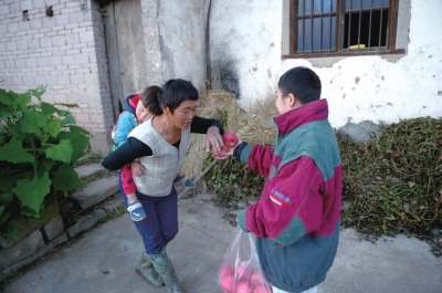 看到他遞來蘋果，村人尷尬地笑笑，婉拒了。