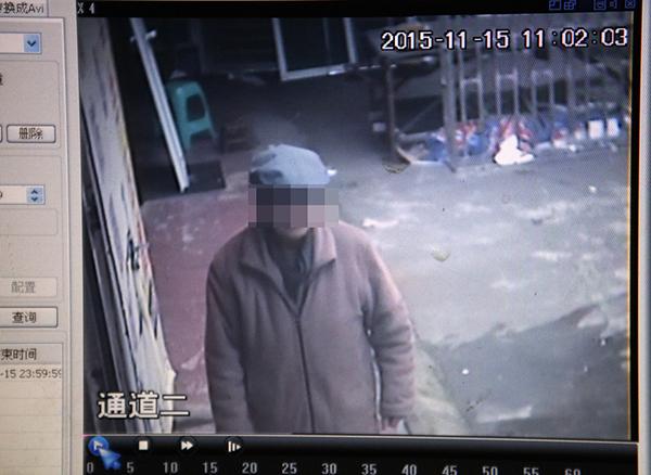 2015年11月17日，鄰居家的監(jiān)控在事發(fā)當(dāng)天拍到老人生前遺像。澎湃新聞?dòng)浾?雍凱 圖