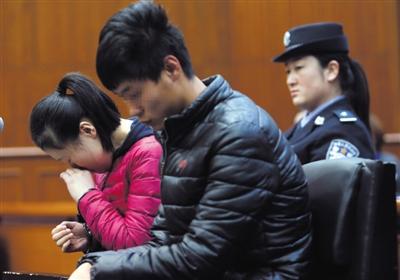 昨日，因殺死自己的親生兒子，被告人王某受審，其男友喬某則因涉嫌幫助毀滅證據(jù)罪受審。