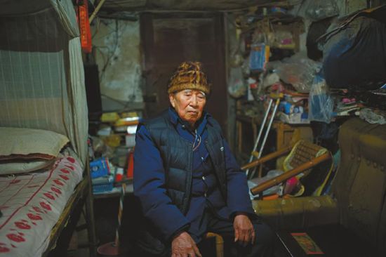 1月14日，成都五塊石車站附近，廖弟友在家接受記者采訪。