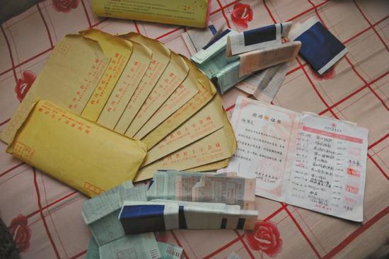 廖弟友捐款后保存的部分收據(jù)。