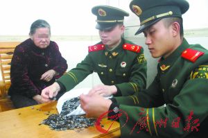 手機內(nèi)存卡因體積小、價值高，成為水客走私的“新寵”。圖為邊防官兵正在清點走私物品。