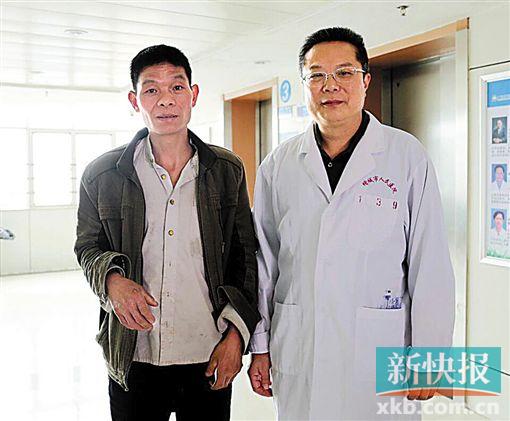 黃式水與增城區(qū)人民醫(yī)院醫(yī)生合影。 通訊員供圖