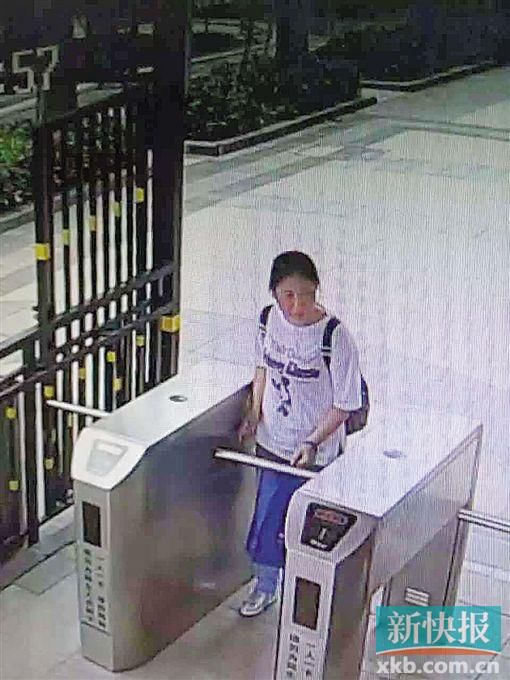 小區(qū)監(jiān)控拍到,保姆“李晴”于14日下午1時55分背著官女士的背包離開。均為當事人供圖