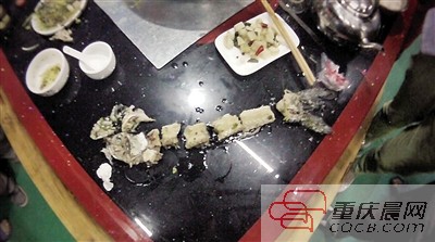 拼出魚(yú)骨，推斷魚(yú)沒(méi)有3斤8兩。 本報(bào)記者 平索茜 攝