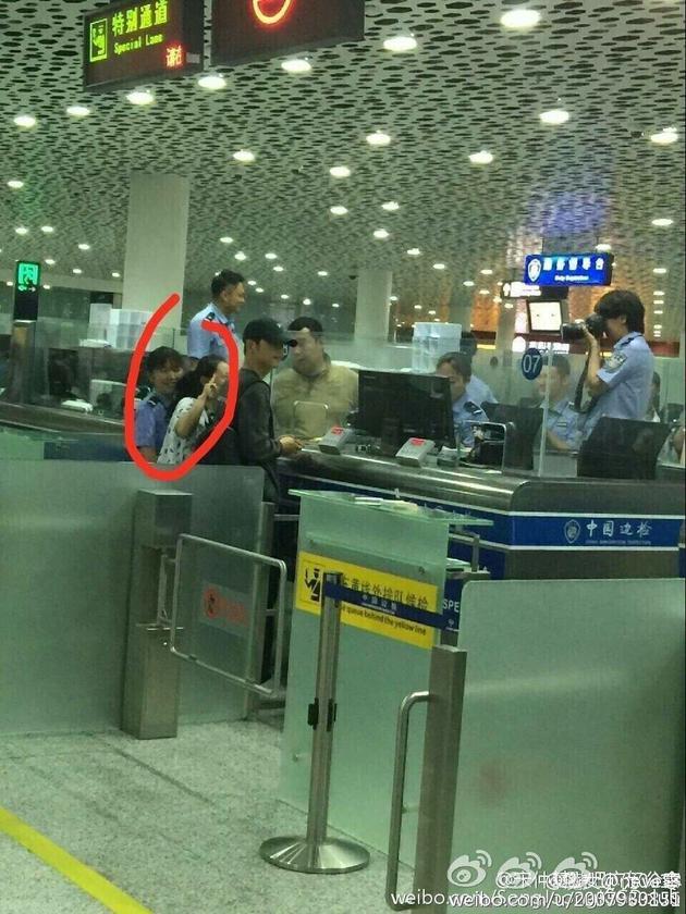 網友在得知此事后，紛紛炮轟上傳照片的人，認為該舉動嚴重侵犯了一人的隱私，涉嫌犯罪