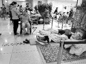 協(xié)和醫(yī)院門外商販出租的床，12小時(shí)500元。