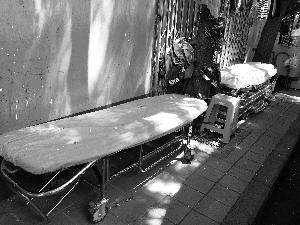 天壇醫(yī)院外商販出租的床，一天350元。汪慧賢/攝