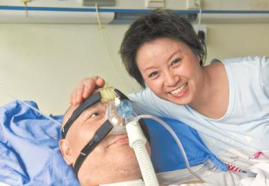 一年多來(lái)，楊曉華陪伴著臥病在床的男友，一日三餐悉心照料，毫無(wú)怨言。