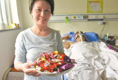 下周三兩人有望拿到結(jié)婚證，21日，喜氣洋洋的楊曉華已經(jīng)準(zhǔn)備好了喜糖。