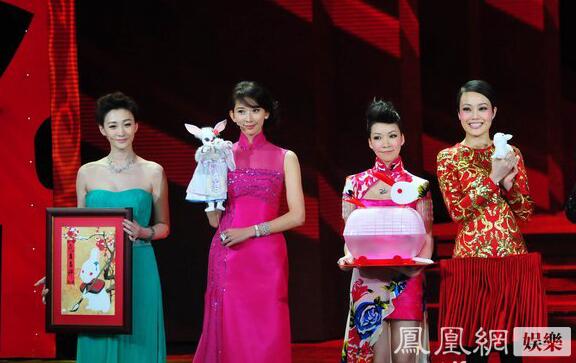 一直覺得長得奇怪的景甜，跟劉天仙的合影，竟然還不錯。