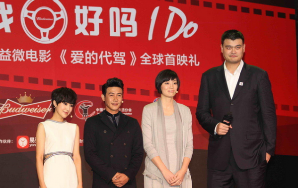 易建聯(lián)與姚明的合影本來好好的，丁俊暉一出現(xiàn)，立馬變“深V”，心疼小暉一秒