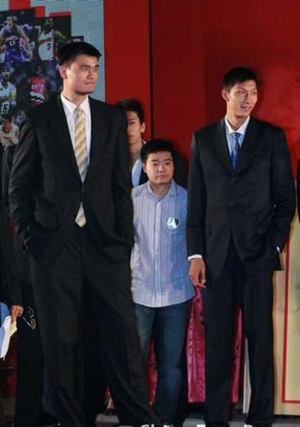 鄧超夫婦以及于嘉、林書豪，放在人群里都是不錯的身高，顯然，他們選錯了參照物。