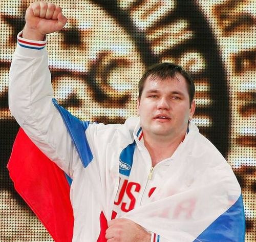 圖為2015年11月28日，阿列克謝·洛夫切夫在2015舉重世錦賽男子105公斤級頒獎(jiǎng)儀式上慶祝。