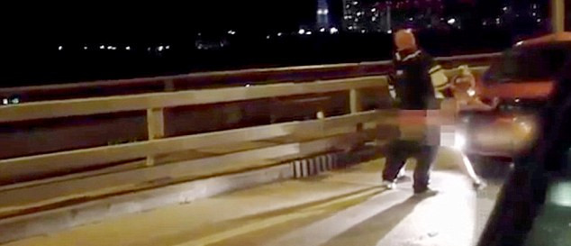 當(dāng)過往司機(jī)發(fā)現(xiàn)這對夫婦在立交橋上的奧迪汽車引擎蓋上“嘿咻”時(shí)，許多人靠邊停車觀看。（視頻截圖）