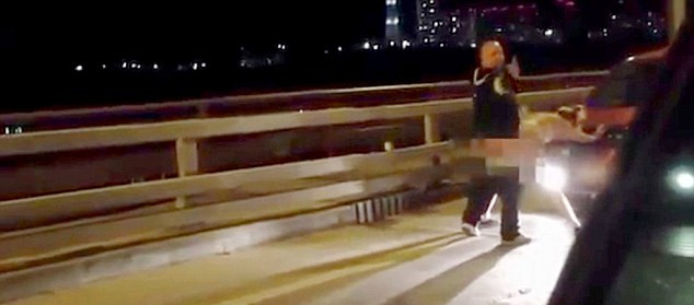 許多人拍攝到這對夫婦在引擎罩上“表達(dá)愛意”的方式，而男子甚至轉(zhuǎn)過頭來看鏡頭。（視頻截圖）