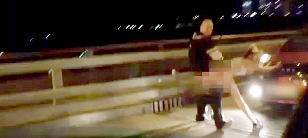 盡管許多人圍觀，但這對夫婦似乎對于露天表演毫不在意。（視頻截圖）