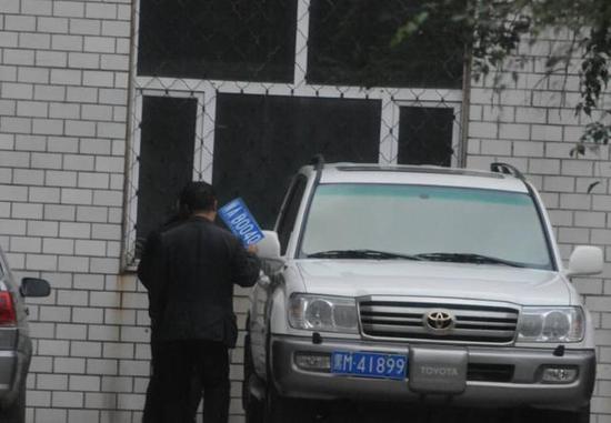 程父與程的“司機”在居住小區(qū)內(nèi)將黑AB0040車牌更換為黑M41899車牌,倆車牌號均為空號