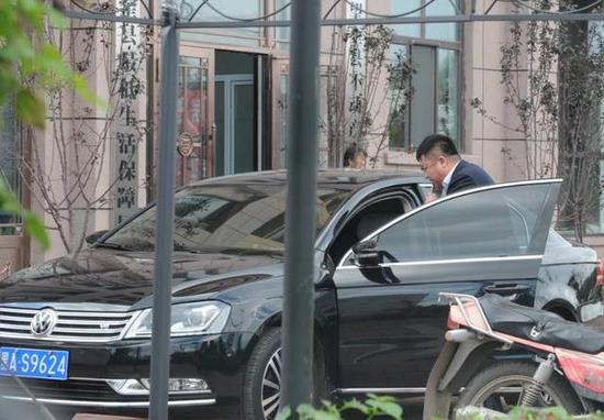 程海濤局長駕駛的假牌車,停在縣低保局門前