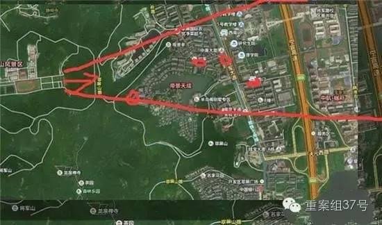 射擊場子彈射出方向（紅箭頭）有多個(gè)居民小區(qū) 。 圖片來源：交匯點(diǎn)新聞