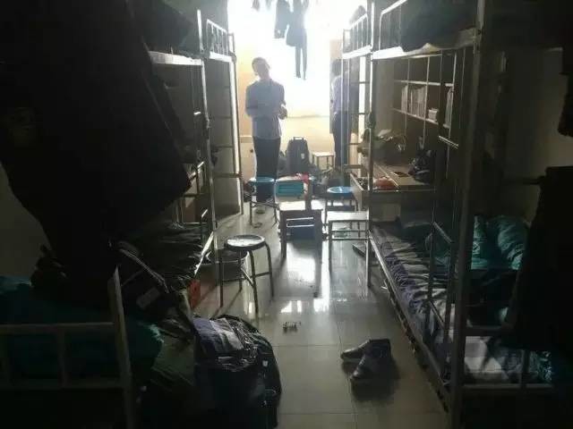 這個(gè)學(xué)校的男生宿舍火了！女同學(xué)都喊著要嫁