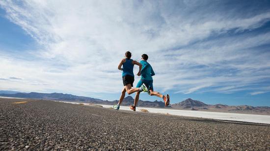 遠(yuǎn)離低頭族 教你適當(dāng)使用手機 遠(yuǎn)離低頭族 教你適當(dāng)使用手機