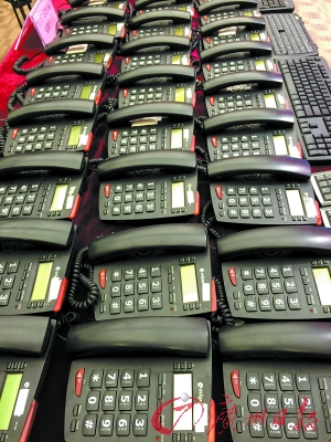 廣東警方展示偵破的跨境電信詐騙案中繳獲的作案電話。