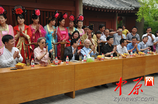 余光中、汪國真做客杜甫故里 共話詩圣家國情懷