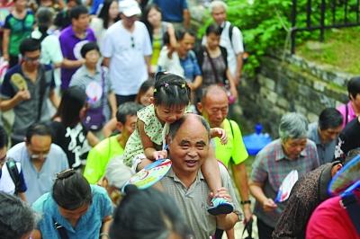 　　昨天不少老人帶著孫子孫女參加活動(dòng),明城墻對(duì)南京人而言,更多的是一種傳承。
