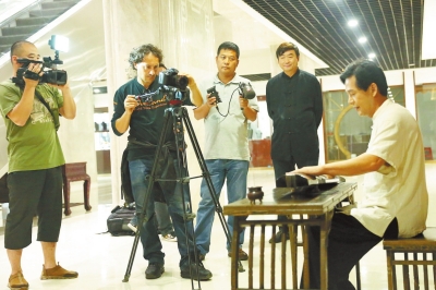 意大利國家電視臺(tái)記者正在錄制中國古琴的演奏