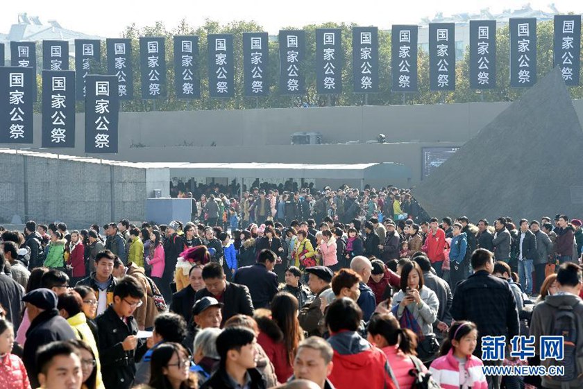 12月14日,參觀者在南京大屠殺遇難同胞紀念館參觀?！　⌒氯A社記者孫參攝