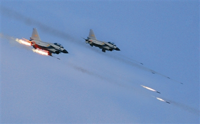 戰(zhàn)機(jī)對(duì)地攻擊。劉應(yīng)華攝