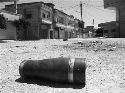 　11日，霍姆斯，政府軍和反對派武裝沖突過后留下一個彈殼。