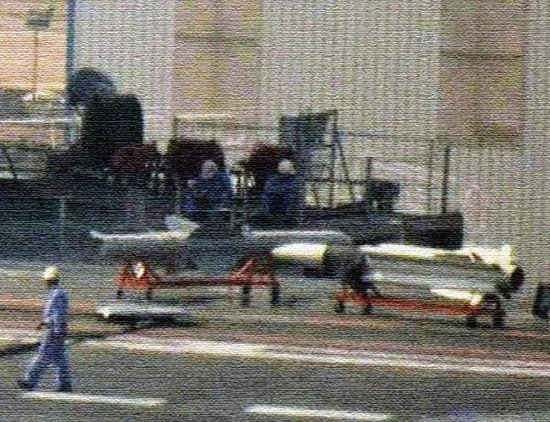 日前網(wǎng)絡上出現(xiàn)瓦良格號向甲板上吊裝艦載機用的導彈武器實體模型的照片