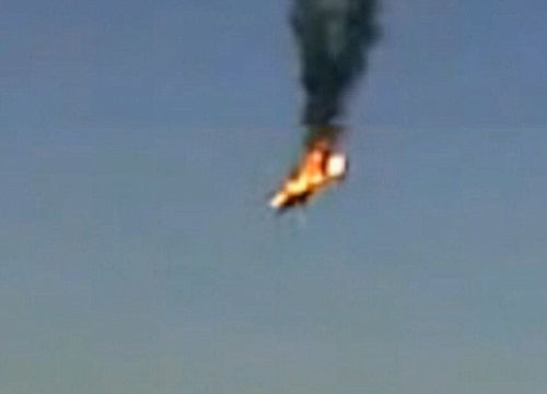 照片顯示直升機(jī)在空中被火箭擊中著火，然后墜落地面