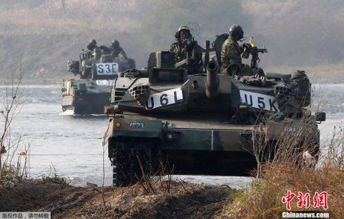 　資料圖：2011年11月2日，韓國(guó)軍隊(duì)在首爾東南100公里的驪州進(jìn)行軍事演習(xí)。