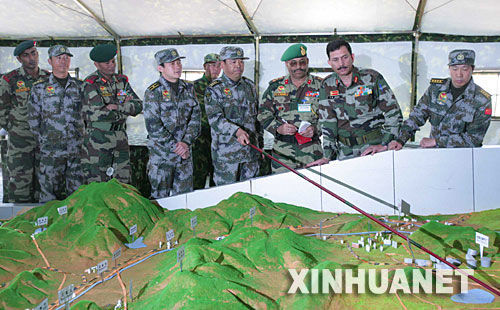 資料圖：2007年12月23日，中印陸軍聯(lián)合軍演中印參訓指導組成員在進行訓練磋商