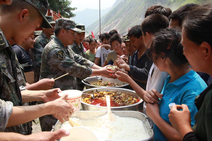 將“愛心餐”分發(fā)到群眾手中 將“愛心餐”分發(fā)到群眾手中