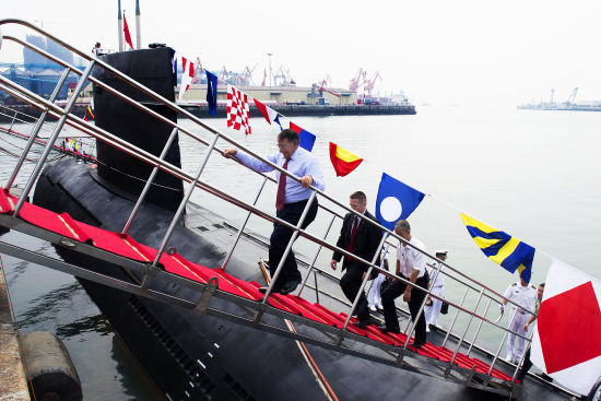 昨天，美國(guó)防長(zhǎng)帕內(nèi)塔登上一艘中國(guó)宋級(jí)潛艇