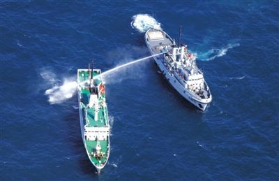 昨日，東海某海域，東海艦隊拖船使用高壓水炮為地方執(zhí)法船滅火