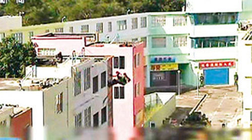 解放軍駐港部隊(duì)從屋頂游繩攻入建筑物。圖片來源：香港《文匯報(bào)》