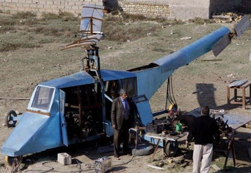 哈蒂姆·卡迪姆·薩爾曼正與工人交談,背后就是他正在制造的直升機 哈蒂姆·卡迪姆·薩爾曼正與工人交談,背后就是他正在制造的直升機