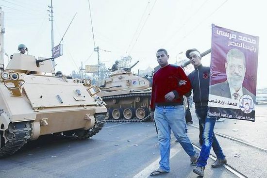 埃及50輛坦克保衛(wèi)總統府 逼近內戰(zhàn)令西方意外