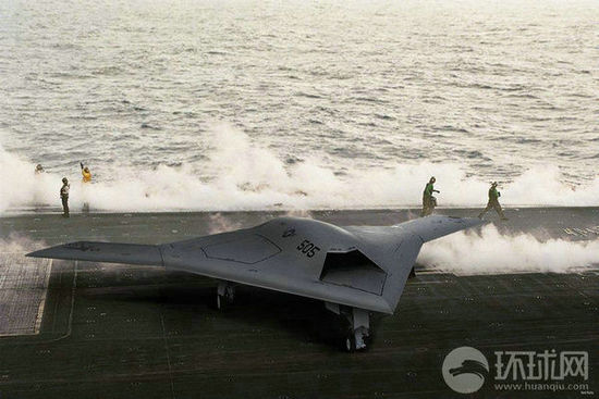 資料圖：X-47B無人機(jī)在林肯號航母上進(jìn)行系統(tǒng)連接測試。