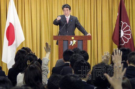 12月17日，日本自民黨總裁安倍晉三17日在黨總部會見記者，表示考慮與日本維新會和眾人之黨攜手修改憲法。