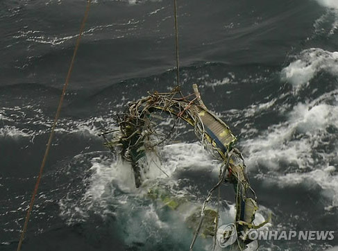 韓國防部23日表示，于本月21日又打撈了三塊朝鮮遠(yuǎn)程火箭“銀河3”號(hào)的殘骸，打撈地點(diǎn)在之前打撈一級(jí)火箭氧化劑桶附近1-2公里海域內(nèi)。（圖片來源：韓聯(lián)社）