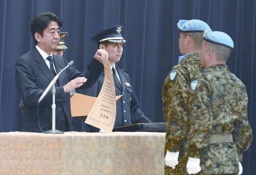 20日，日本首相安倍晉三向回國的戈蘭高地維和自衛(wèi)隊遞交政府獎狀。安倍在儀式上稱，近年“日本周邊的安全保障環(huán)境更加嚴峻”，為此將修改《防衛(wèi)計劃大綱》，進一步加強日美同盟。