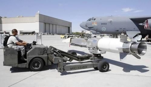 資料圖：美軍嘗試將“X-51 Wave Rider”飛行器掛在一架“B-52”轟炸機(jī)下，發(fā)射升空。